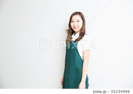 エプロン姿の女性 35234099