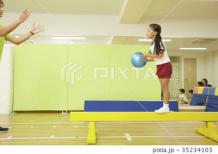 体操教室 子供 平均台 ボール トレーニング 体操教室 子供 平均台 ボール トレーニング 35234103