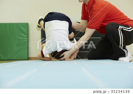 体操教室　マット運動をする子供たち 35234139