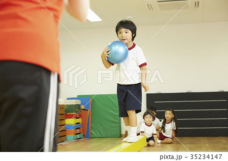 体操教室　子供　平均台　ボール　トレーニング 35234147