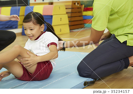 体操教室 マット運動をする子供たちの写真素材