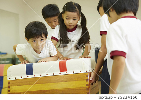 体操教室　跳び箱を準備する子供たち 35234160