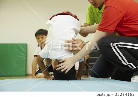 体操教室　マット運動をする子供たち 35234165