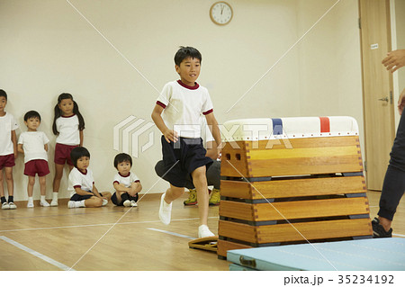体操教室 指導 跳び箱 子供 体操教室 指導 跳び箱 子供 35234192