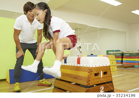 体操教室　指導　跳び箱　子供 35234196