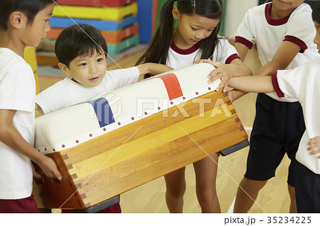 体操教室 跳び箱を準備する子供たち 体操教室 跳び箱を準備する子供たち 35234225