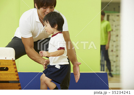 体操教室　指導　跳び箱　子供 35234241