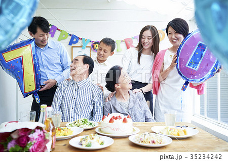 ３世代家族のお祝い 35234242