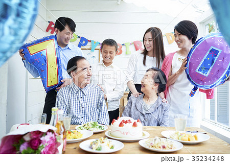 3世代家族のお祝い 3世代家族のお祝い 35234248