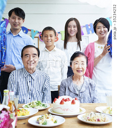 ３世代家族のお祝い 35234252