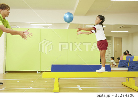 体操教室　子供　平均台　ボール　トレーニング 35234306