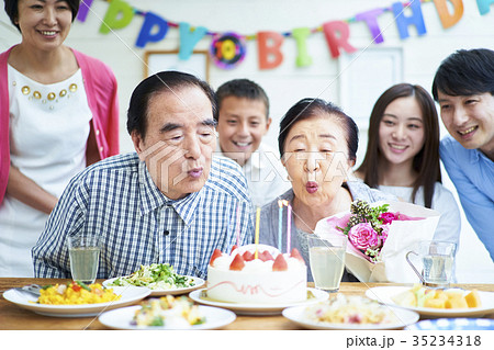 ３世代家族のお祝い 35234318
