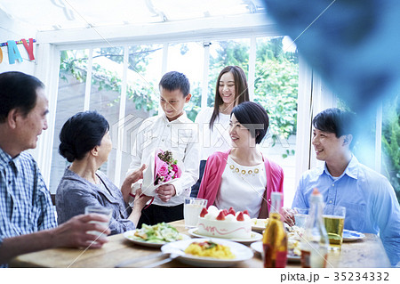 3世代家族のお祝い 3世代家族のお祝い 35234332