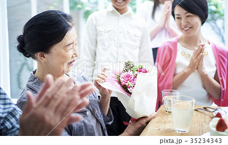 ３世代家族のお祝い 35234343