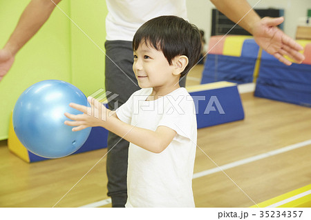 体操教室 子供 平均台 ボール トレーニングの写真素材