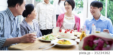 3世代家族のお祝い 3世代家族のお祝い 35234362