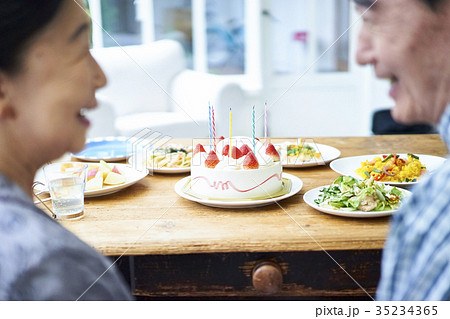 老夫婦のお祝い 35234365