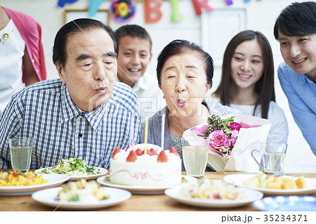 3世代家族のお祝い 3世代家族のお祝い 35234371