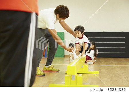 体操教室　平均台　バランス　キッズ 35234386