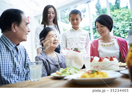 ３世代家族のお祝い 35234405