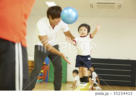 体操教室　子供　平均台　ボール　トレーニング 35234415