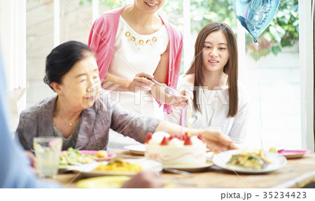 ３世代家族のお祝い 35234423