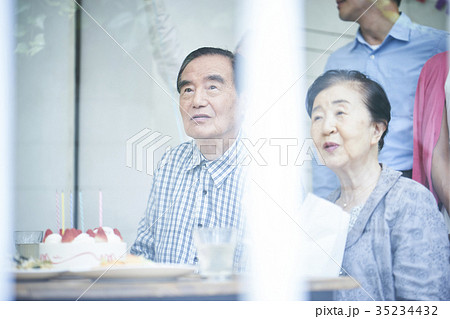 ３世代家族のお祝い 35234432