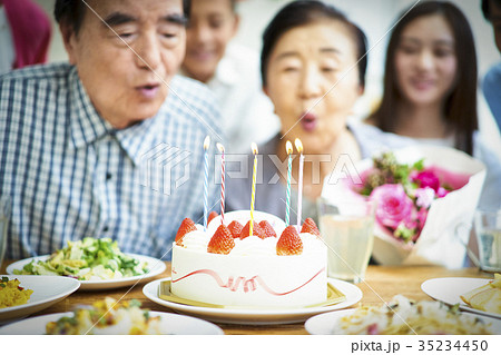 ３世代家族のお祝い 35234450