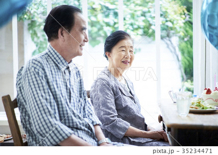 老夫婦のお祝い 35234471