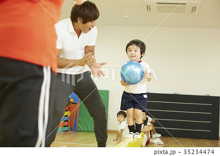 体操教室 子供 平均台 ボール トレーニングの写真素材