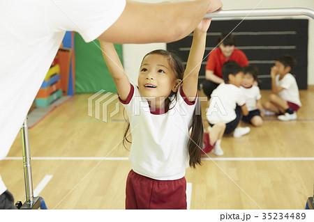 体操教室　鉄棒　キッズ 35234489