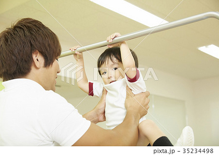 体操教室　鉄棒　キッズ 35234498