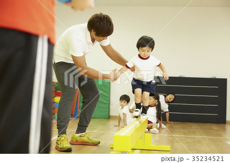 体操教室　平均台　バランス　キッズ 35234521