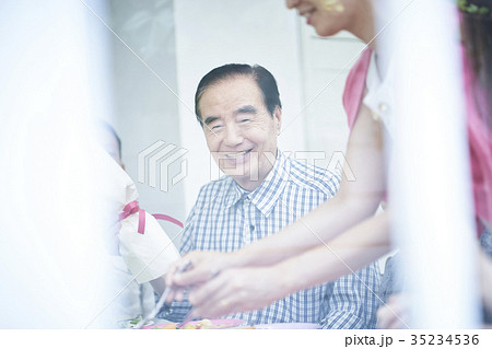 ３世代家族のお祝い 35234536