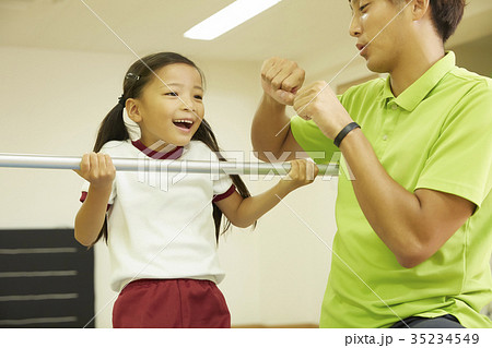 体操教室　鉄棒　キッズ 35234549