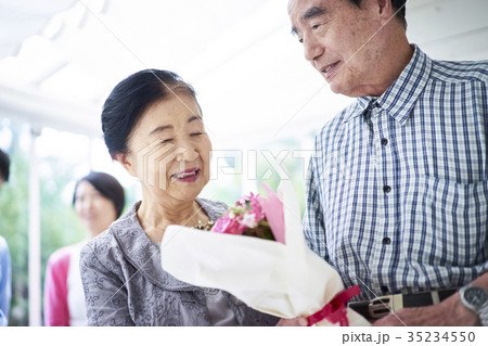 3世代家族のお祝い 3世代家族のお祝い 35234550