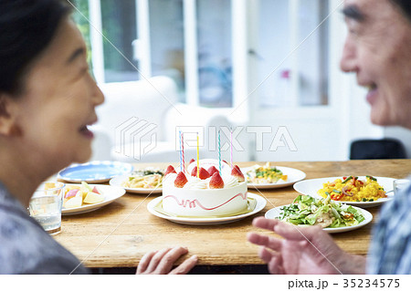 老夫婦のお祝い 35234575