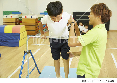 体操教室　鉄棒　キッズ 35234606