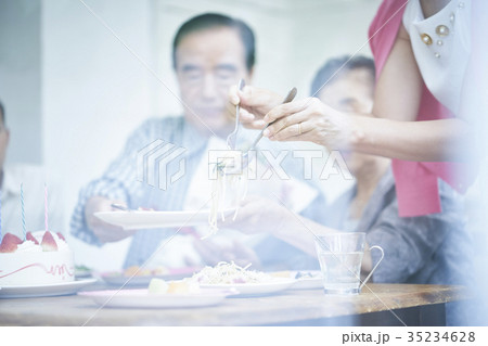 ３世代家族のお祝い 35234628