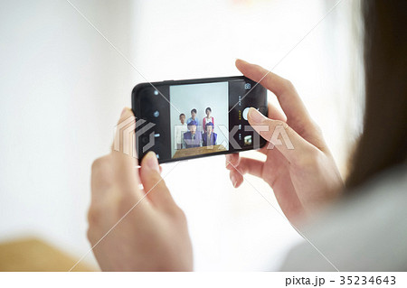 スマホで撮影する女性 スマホで撮影する女性 35234643