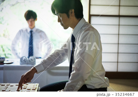将棋を指す男性 35234667