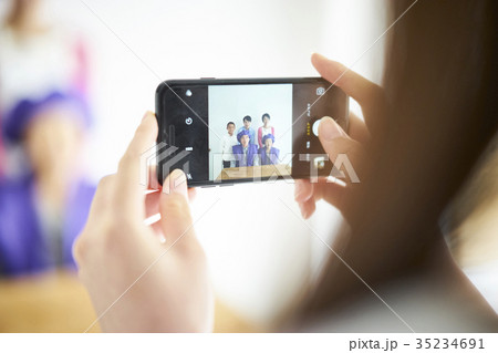 スマホで撮影する女性 35234691