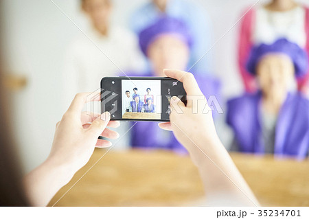 スマホで撮影する女性 35234701