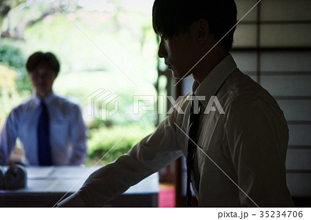 将棋を指す男性 将棋を指す男性 35234706