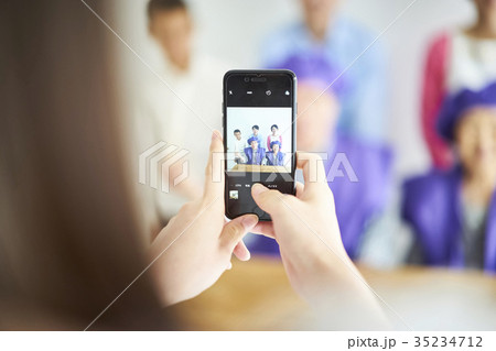 スマホで撮影する女性 35234712