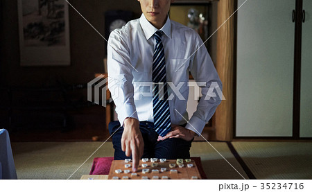 将棋を指す男性 将棋を指す男性 35234716