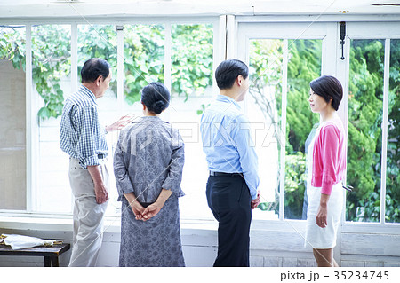リビングにいる家族 35234745