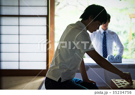 将棋を指す男の子 35234756