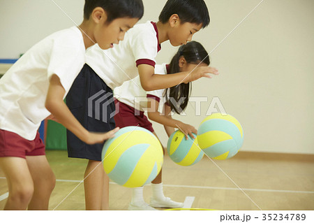 体操教室　ボールをつく練習をする子供たち 35234789
