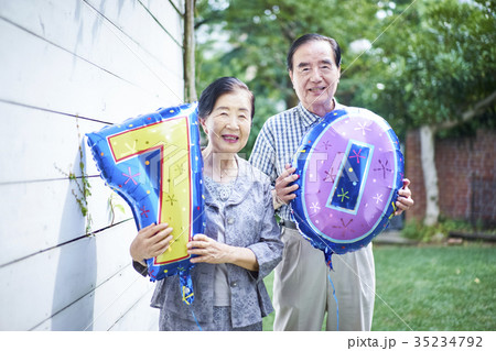 老夫婦のお祝い 35234792